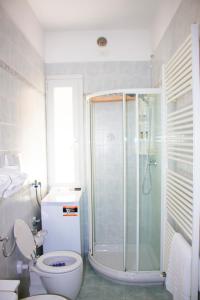 San GiacomoDa Romano的一间带卫生间和玻璃淋浴间的浴室