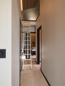 斯特兰达Koie Deluxe的带梯子的客房和带床的客房