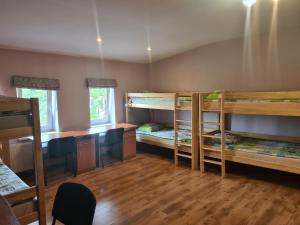利耶帕亚里拉公寓的客房设有三张双层床和一张书桌。