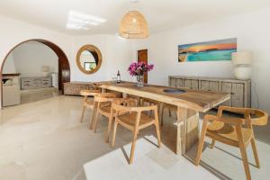 Cala de BouVilla Can Ravi的一间带木桌和椅子的用餐室