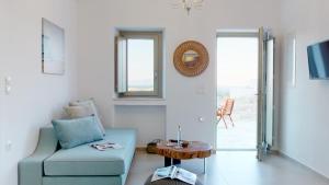 克里希阿克提ONAR RESIDENCE PAROS的客厅配有蓝色的沙发和桌子