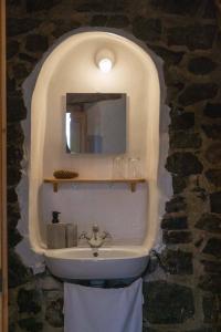 OgassaMas rural El Negre的浴室设有水槽和墙上的镜子