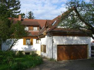 乌尔丁根-米赫尔霍芬Ferienwohnung Lucia Huber的白色的房子,设有木制车库门
