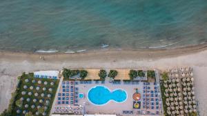 阿利卡纳斯Alykanas Beach Grand Hotel by Zante Plaza的享有海滩、酒店和大海的上方景色
