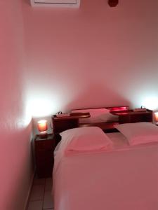 Petit-CanalARCHE DE L'ISLE的两张床铺,房间有两个灯