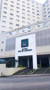 圣若昂迪梅里蒂Nobile Inn Dutra Rio De Janeiro的一座大建筑,上面标有酒店标志