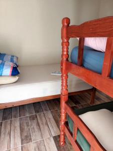 圣罗克迪米纳斯Pousada e Camping Daniel的带梯子的客房内的双层床