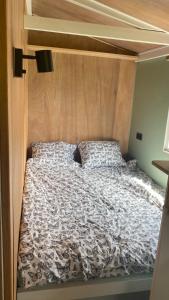 阿尔滕Chalet "naast de Schoppe"的一间卧室配有一张带木制床头板的床