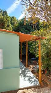 圣罗克迪米纳斯Pousada e Camping Daniel的车库上方带橙色屋顶的凉亭