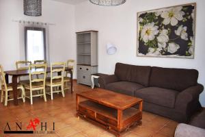 拉奥利瓦Anahi Home Corralejo - Villa Cardon 12的客厅配有沙发和桌子
