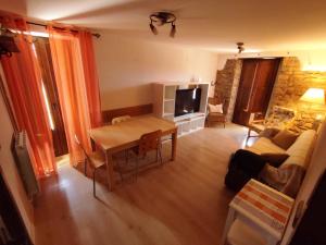 沙比纳尼哥博达帕斯特莱斯公寓的客厅配有沙发和桌子