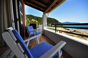 格利法达Adriatic View Villa的阳台配有椅子,享有海景。