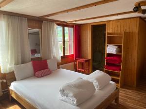 艾姆敦斯查富力酒店的卧室配有白色的床和窗户。