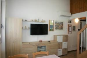 洛雷托A casa di Giò的客厅设有壁挂式平面电视。