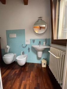法诺Casa Della Valle的一间带水槽、卫生间和镜子的浴室