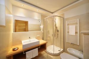 梅拉诺伊莎贝拉酒店的一间带水槽、淋浴和卫生间的浴室