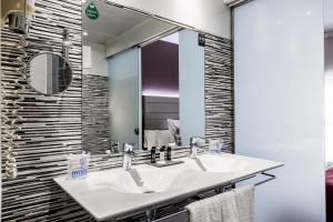 巴塞罗那隆达雷赛布酒店的一间带两个盥洗盆和大镜子的浴室