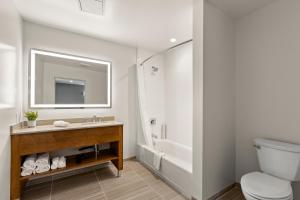 卡拉巴萨斯卡拉巴萨斯美好夜间旅馆的浴室配有卫生间、盥洗盆和浴缸。