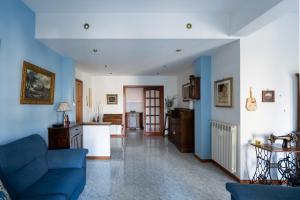 罗马Appartamento Talenti的客厅拥有蓝色的墙壁和蓝色的沙发