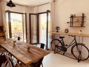 多尔加利B&B Dimora Dorgali的一间有桌子的房间和架子上的自行车