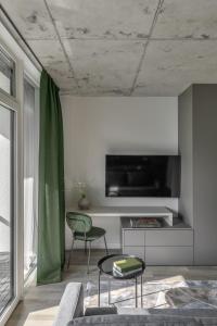 维尔纽斯Urban Jungle Apartments by Reside Baltic的客厅配有沙发和桌子