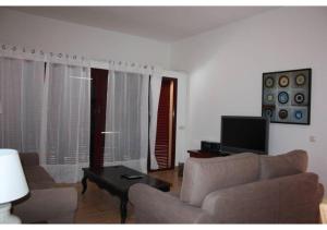 拉奥利瓦Anahi Homes Corralejo - Villa Drago 12的带沙发和电视的客厅