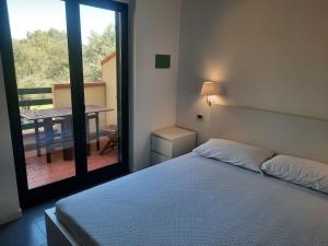 卡坦扎罗Dolce Relax - Calabria的一间卧室设有一张床,享有阳台的景色