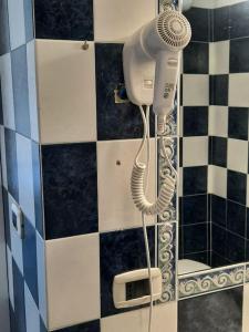 卡坦扎罗Dolce Relax - Calabria的镜子旁浴室里的吹风机