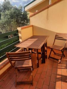 卡坦扎罗Dolce Relax - Calabria的天井上配有一张木桌和两把椅子