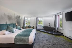 施泰因Hotel Rheingerbe的一间卧室设有一张大床和一个浴缸