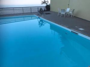 Taormina Panoramic Seaview Apartment内部或周边的泳池