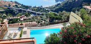 Taormina Panoramic Seaview Apartment内部或周边泳池景观