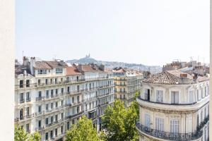 马赛THE BUILDING - Appartement d'architecte avec vue Notre Dame de la Garde的从上面看巴黎的建筑