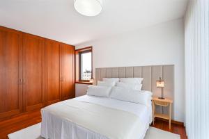 Leça Front Beach Luxury Penthouse客房内的一张或多张床位