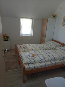 扎布利亚克Vila Danida的一间卧室设有一张床和一个窗口