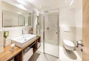 塞尔瓦迪加尔代纳山谷蝶鞍 *** s酒店的带淋浴、盥洗盆和卫生间的浴室
