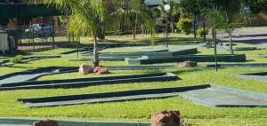 贝拉贝拉Pendleberry Holiday Resort - Unit 40的草地上种有岩石和棕榈树的公园