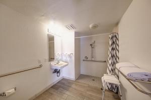 威尼斯海滩旅馆的一间浴室
