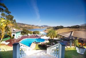 若阿诺波利斯Casa de campo c lazer completo em Joanopolis - SP的享有带游泳池的度假村的空中景致