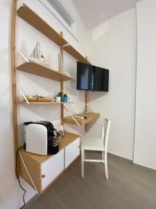 布杰鲁Il Timone B&B的客房设有书桌、椅子和电视。