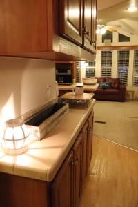 朗维尤Berry Patch Cottage的厨房配有带水槽的台面