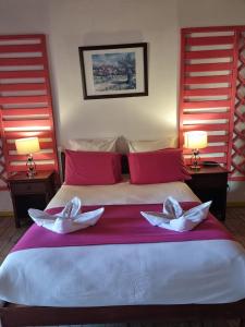 锡拉奥雪酒店的一间卧室配有一张带两个白色枕头的大床