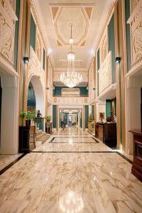 科克科克城皇家酒店的一个带吊灯的大走廊和一个大型大堂