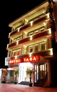 普里什蒂纳Hotel Sara & SPA的前面有酒店销售标志的酒店