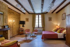 萨尔拉拉卡内达Les Flamboyants的客房设有床、沙发和桌子。