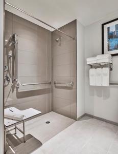 Hyatt House Chicago Medical/University District的一间浴室