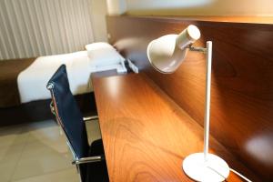 圣克鲁斯Chairu Eco Hotel的一间卧室配有一张床和一张带台灯的书桌