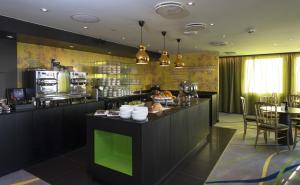 奥斯陆奥斯陆罗森克兰兹托恩酒店的厨房配有带食物的柜台
