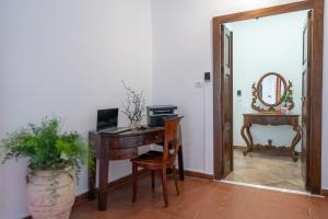 特罗佩阿SOGNI DA MARE的客房设有一张带电脑和镜子的书桌
