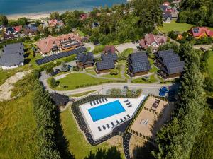 涅兹卡城堡Mergen Bike & Ski Resort的享有带游泳池的房屋的空中景致
